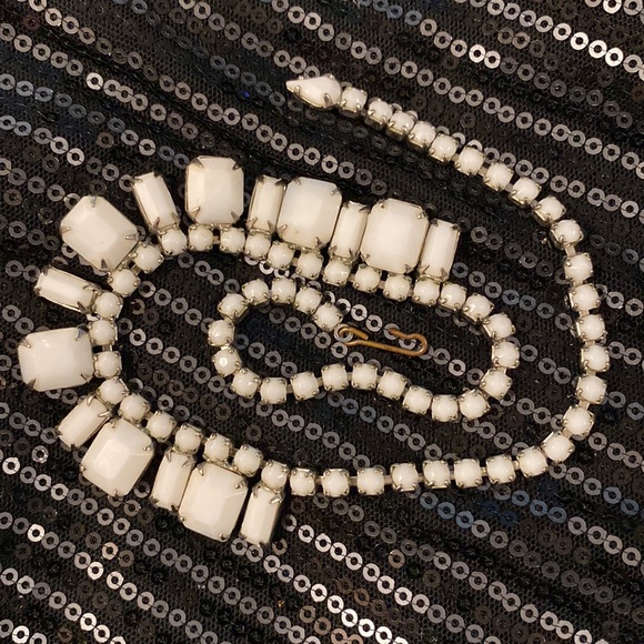 WEISS - vintage 50’s signed necklace w white milk glass rhinestones & hook clasp - Picture 6 of 16